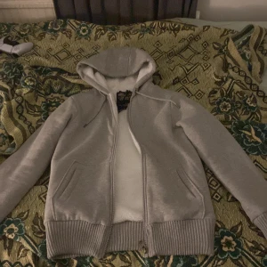 Kofta med foder - Skön kofta som är helt oanvänd med tag kvar. Den är storlek S och har skönt foder så du är varm oavsett väder! Tjockt material.