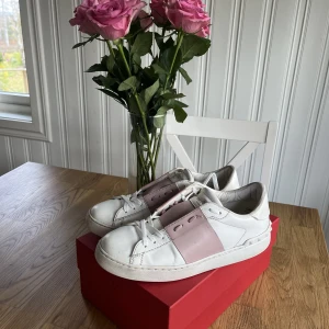 Valentino skor - Säljer dessa rosa snygga valentino skor. Nypris är 7000kr och dom är köpta på valentinos egna hemsida. Skorna är väl använda men fortfarande fräscha. Box, dustbag och kort medföljer!🤍🩷