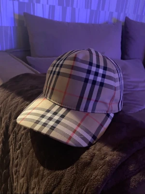 Burberry keps - En nästan helt ny burberry keps i storlek M som motsvarar 57cm.