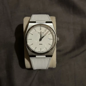 Tissot Prx klocka - En tissot prx som jag köpte för några månader sen. Köpte helt ny från tissots hemsida. Allt följer med, box, kvitto mm.