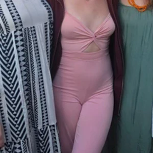 Rosa pantsuit - En superfin rosa pantsuit i tunt material. Nästan aldrig använd💕Ps. Den kan vara lite see through om man har för mörkt under