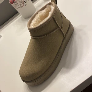 Beiga uggs - Fina beiga uggs som säljs pågrund av att dem är för små för mig, testad en gång och är helt oanvända, perfekt nu till vintern💕💕nypris 549