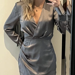 Satin klänning zara - Grå satin klänning från zara som jag köpte av en tjej men som tyvärr va lite för står för mig i midjan så kan inte använda den😩helt ny med lapp kvar!