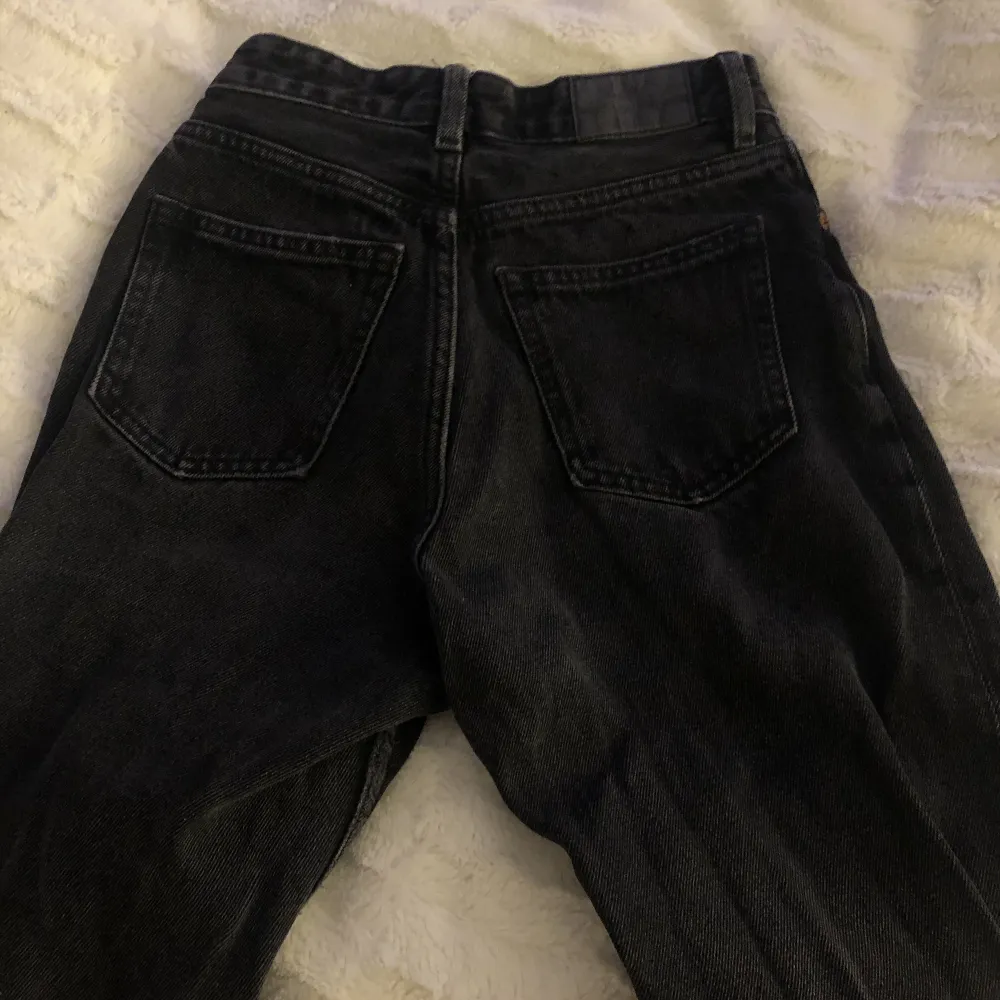 Säljer dessa svarta jeans pågrund av att jag inte har använt den så mycket. Dom är i model ”straight” . Dom är lite stor runt midjan men funkar ändå. Minns inte vart jag har köpt dom. Skriv för mer bilder 💞💞 Pris kan sänkas vid chatten😽😽. Jeans & Byxor.