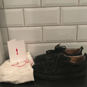 Christian Louboutin  - Svarta Louis junior spikes i fint skick  Storlek 37,5  Dustbag, kvitto och äkthetsbevis medföljer💞