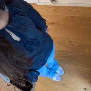 Blus  - Säljer denna jätte fina blus med fina detaljer den är lite skrynklig för den har legat i en låda. Tryck på köp nu om du vill köpa 💗