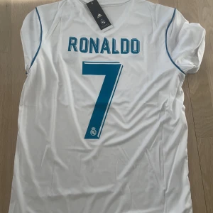 Real Madrid 2018 tröja - Aldrig använd pga för stor storlek Str: L