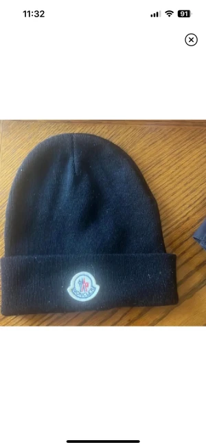 Moncler mössa - Säljer nu Moncler mössa i riktigt bra skick och kvalite. Använt Max 5 gånger förra vintern. Köparen står för frakt