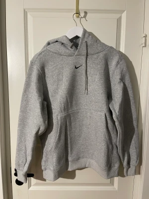 Grå nike hoodie - Grå Nike hoodie med enkel logga på bröstet. Extremt skön och bekväm.  Aldrig använd   Storlek M. Finns även i svart och haze blå