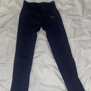 Marin blå iciw träninhstights - Jätte snygga i can i Will mörk blå träningstights säljer då dem va lite små, köpta här på plick