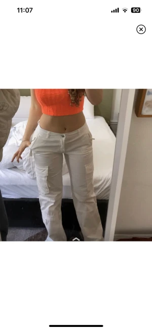 Cargos från zara - Dem eftertraktade cargosen som är slutsålda från ZARA , mina är uppsydda då jag är 165. Och passar om du är 160-170