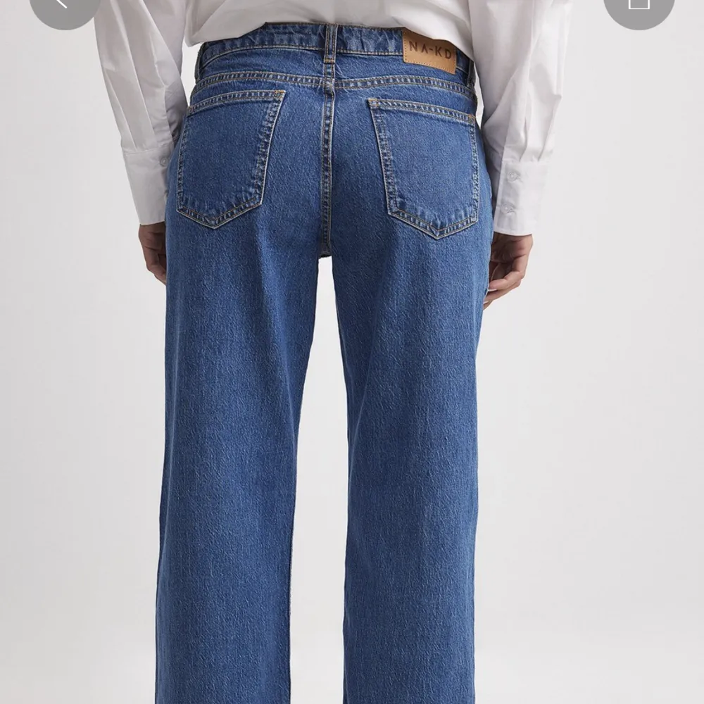 Lågmidjade jeans från NA-KD, använda 2 gånger. Nypris 599kr . Jeans & Byxor.