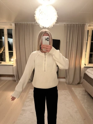 Stickad ziptröja  - Säljer denna fina stickade ziptröjan från Nakd då den inte kommer till användning. Använd fåtal gånger så väldigt fint skick. 