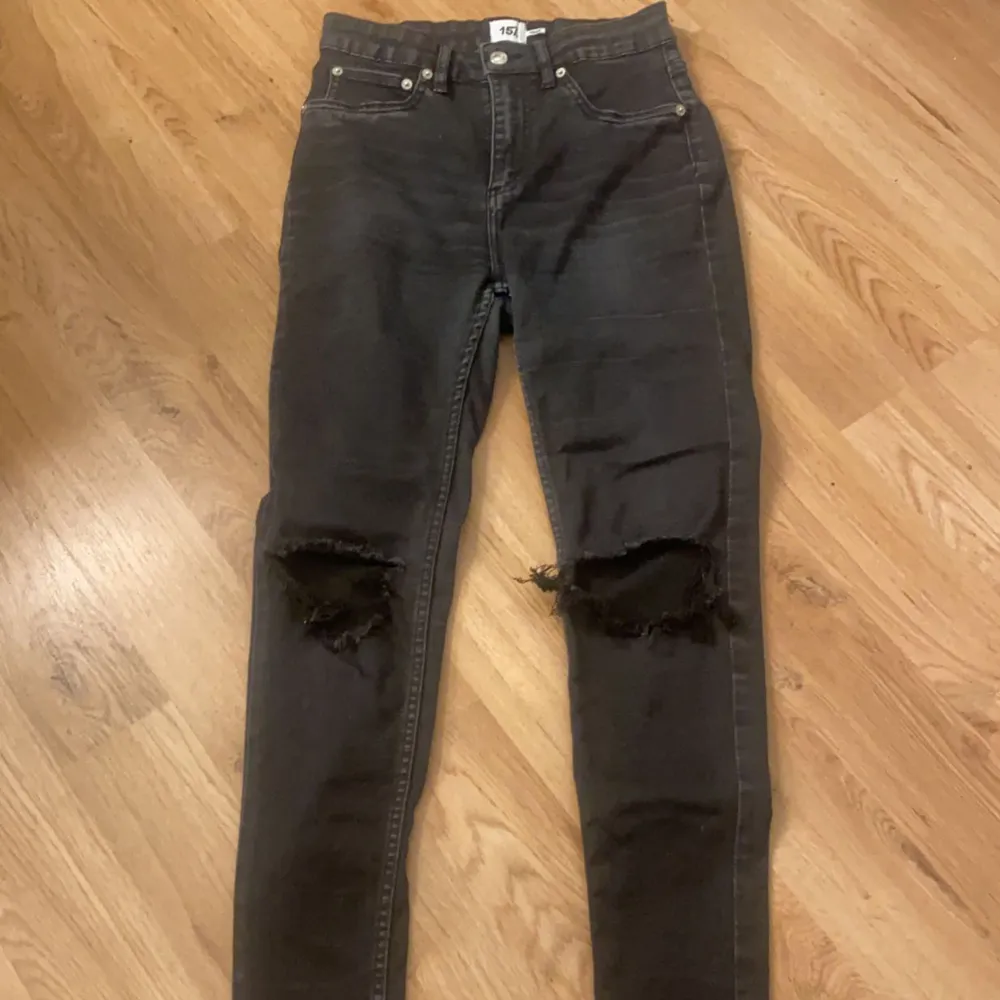 Svarta skinny jeans med hål på knäna ifrån lager 157 i strl M. Inte använda så mycket, säjer då dem ej kommer till användning längre. Jeans & Byxor.