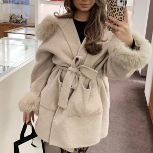 Kappa - Angelina Coat är en mysig och tidlös kappa i oversize-modell med stor pälskrage, som passar perfekt säsong efter säsong. Kappan har en blandning av ull och cashmere. Alla pälsdetaljer är avtagbara. Jag köpte jackan för ett år sedan. Använd föra höst. 