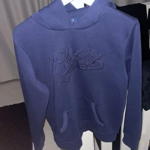 Polo Ralph Lauren Hoodie - Halloj, säljer nu denna hoodie då den är aningen för liten.  Marinblå utan snören. Sitter som Small.  Mer bilder privat.  Mvh Vilgot