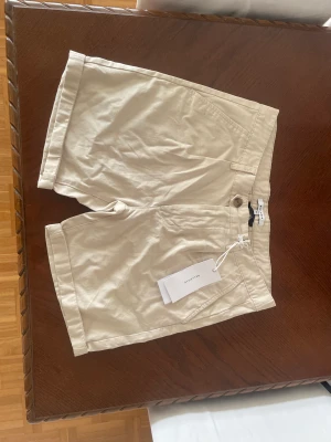 Shorts - Ett par beiga shorts. Aldrig använda 