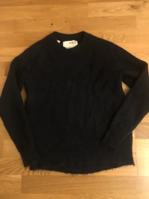 Stickad tröja - Mörkblå stickad tröja i ull 💗färgen syns mer på de två sista bilderna! Endast använd 2-3 gånger