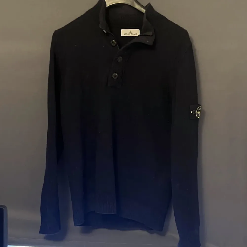 Stone Island ull cardigan storlek L i väldigt bra skick. perfekt till hösten. Köpt i vintras på Nk, vilket jag har digitalt kvitto på. Nypriset är 4,400 och jag säljer för 1000. Kan tänka mig att gå ner i pris vid snabb affär.. Tröjor & Koftor.