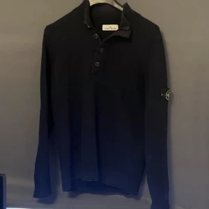 Stone island knuttes cardigan - Stone Island ull cardigan storlek L i väldigt bra skick. perfekt till hösten. Köpt i vintras på Nk, vilket jag har digitalt kvitto på. Nypriset är 4,400 och jag säljer för 1000. Kan tänka mig att gå ner i pris vid snabb affär.