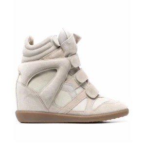 Isabel Marant skor - Beiga Isabel Marant skor i perfekt skick, säljs då de är för små, superfina och passar till allt❤️