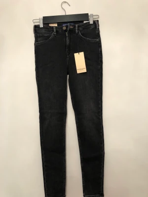 Jeans  - Nya med prislapp 