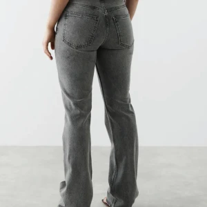 Gråa Jeans  - Jag säljer ett par grå jeans från Gina i storlek 34 då jag inte har någon användning för dom, jag är 165, och dom sitter bra. Köpte jeansen för 500 kr men säljer för 200