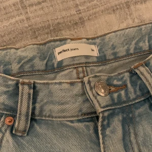 Nya Low straight jeans  - Säljes pga av felköp av storlek  dom är använda  1gång Detta är storlek 34 Nypris 499,95 säljs för 300 köparen betalar frakt 