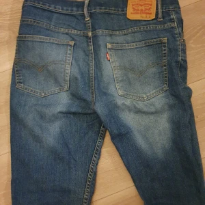 Blå Levis jeans. Strl 28/28. Size 16 Regular taper. - Levis jeans. Pris 300 kr.