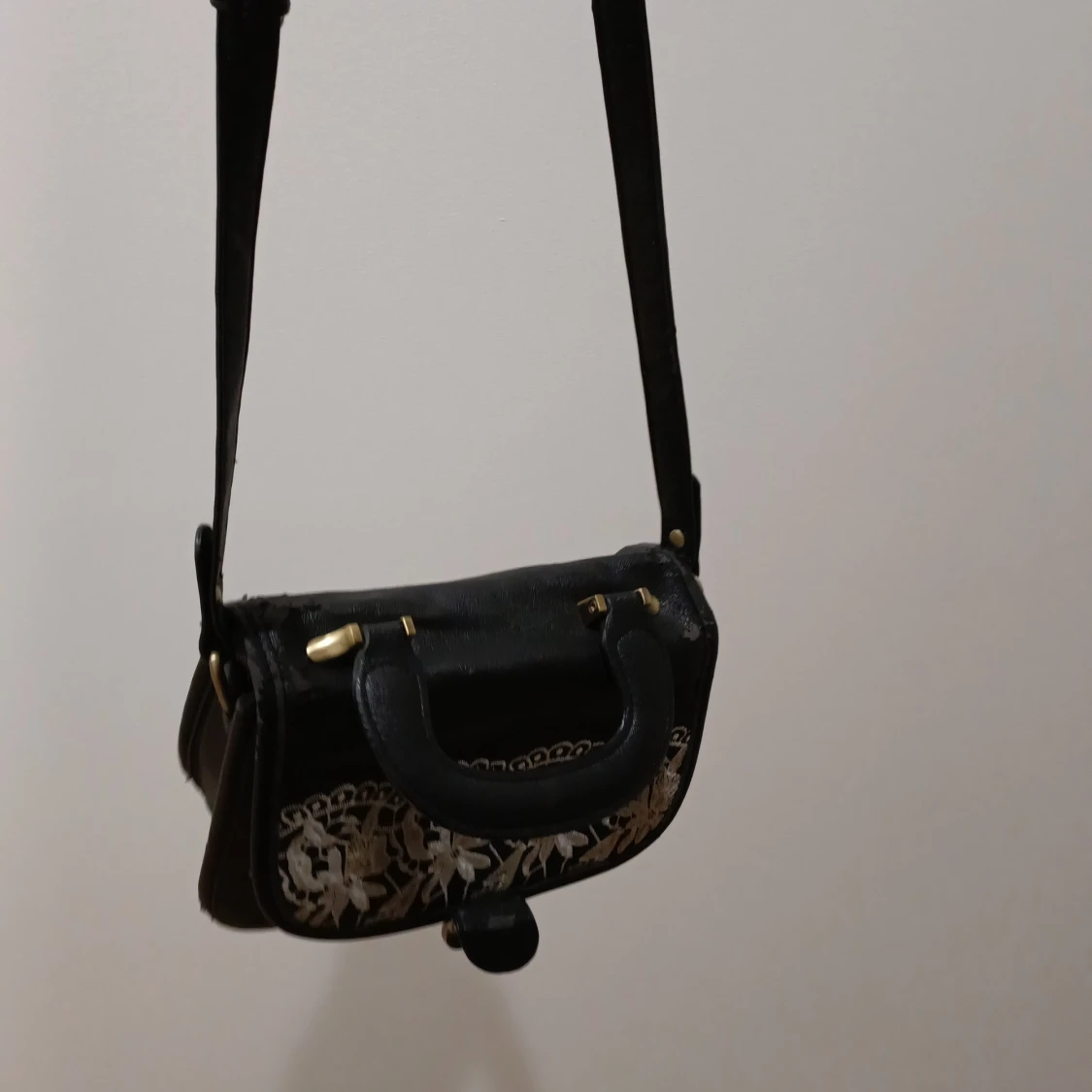 En svart liten armväska  - 90
