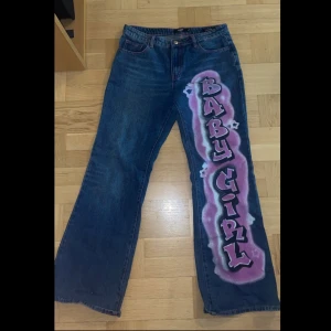 Low Waist Babygirl y2k jeans från jaded london! 🖤 - Ett par jeans från jaded London med graffiti tryck Low rise/ lågmidjade ^ Aldrig använt, i super bra skick  Jätte snygga från märket jaded London! Återpublicerat <3 Storlek L - US 30 Säljer för att storleken är för stor DM för mått💕 Orginal pris: 1.333 kr