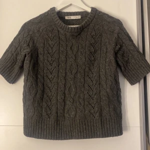 Stickad tröja  - Stickad tröja från zara. Köpt på Sellpy då jag använt den ca 3ggr.