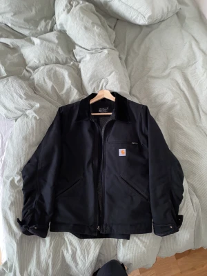 Carhartt Duck Detroit jacka, Svart - Fodrad Carhartt jacka, använd få gånger förra hösten.  Nypris 2379kr