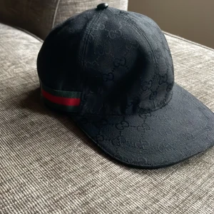 Gucci keps  - Helt ny Gucci keps, vid köp tillkommer det tags,   Priset kan diskuteras vid snabb affär 