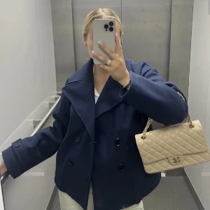 Designbysi kappa - Säljer nu min ”gina coat” från designbysi i färgen navy blue. Går inte längre att köpa på hemsidan, perfekt till hösten och våren. Jättebra skick och utan defekter! Inte använd särskilt mycket. 🙌🏼