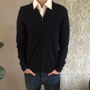 Merinoull tröja - Säljer nu denna merinoull tröja från Brothers. Tröjan är i riktigt bra skick och har inga defekter. Storleken är XL men den sitter som en M. Jag är 1,85 ca. Vid minsta fundering hör av dig!