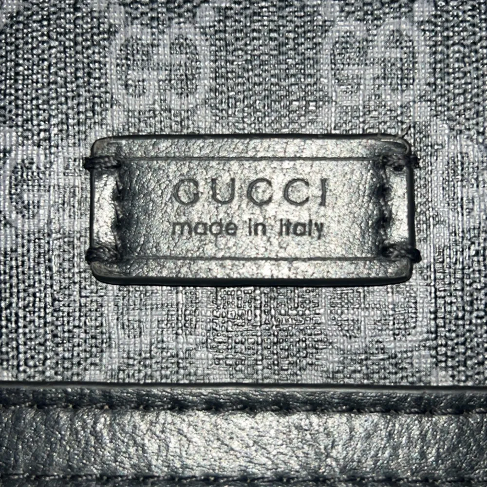 Hej jag säljer min Gucci bag därför den inte kommer till användning längre och har bytt still köptes för 2000 och säljer denna nu för 950. Väskor.