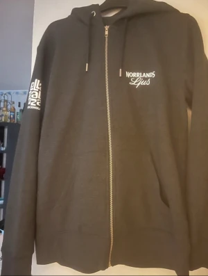 Zip hoodie - Väldigt mysig tjocktröja med tryck ifrån Lollapalooza! Trasig kamera, färgen är en aning mörkare irl (bild3) 