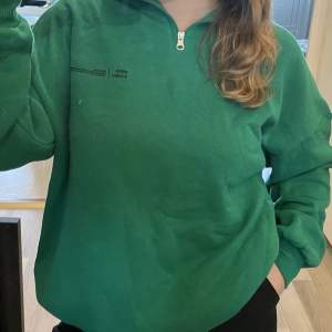 Grön sweatshirt med tryck på bröstet & dragkedja. Köpt från Boohoo men aldrig använt, prislappen kvar!🦋 Lite oversize i storleken så passar S-M 