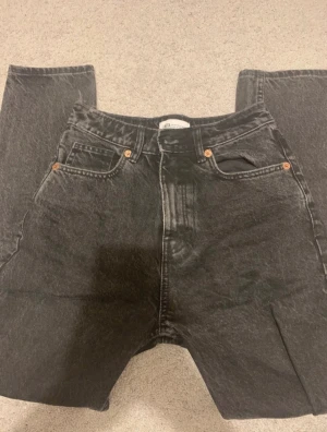 Svarta jeans från zara - Högmidjade raka jeans från zara i mycket bra skick💗