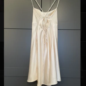 Satin klänning - Såå fin satin klänning i offwhite, använd 1 gång.🕊️