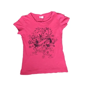 Y2k babytee - Nice babytee med motiv av en fjäril💋pris kan diskuteras💯