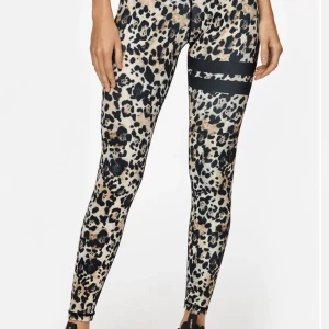 Stronger Tights  - Säljer ett par Tights från Stonger i modellen Roar (leopardmönstrad). Tightsen är i stolek M💕💕 (ordinarie pris 799kr) mitt pris 299kr
