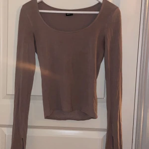 Beige/brun Jersey top  - Säljer då den inte kommer till användning, den är bara använd ett fåtal gånger. 🤍