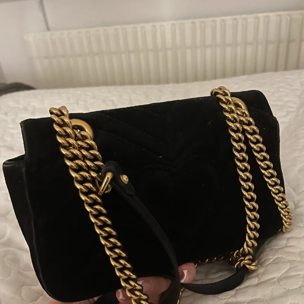 Säljer nu min Gucci GG Marmont black velvet väska, väskan är använd ytterst lite slitning på vissa ställen, men inga större skador eller repor.  Vid intresse kan fler bilder & videos skickas i chatten☺️. Väskor.