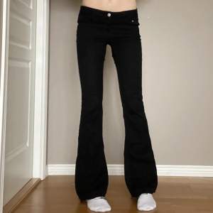 Svarta stretchiga lågmidjade bootcut jeans från bikbok i storlek s med måtten tvärsöver midjan = 35cm (tänk på att de är stechiga så den kan bli större💗), Innerbenslängd = 83cm. Jag på bilden är ca 171cm. Använd gärna köp nu🫶🏻
