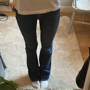 Ett par jättesnygga mörkblå Low Rise zara jeans! Lite slitna ner till annars bra skick! Köpta för 400kr och i storlek 36 men funkar för både mindre och större storlekar