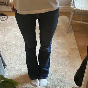 Low Rise Zara jeans  - Ett par jättesnygga mörkblå Low Rise zara jeans! Lite slitna ner till annars bra skick! Köpta för 400kr och i storlek 36 men funkar för både mindre och större storlekar