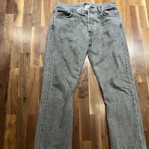 Hope jeans  - Hope jeans, riktigt snygga och inga synliga defekter. De är lite insydda nere vid benen, men det fortfarande baggy/regular i passformen.