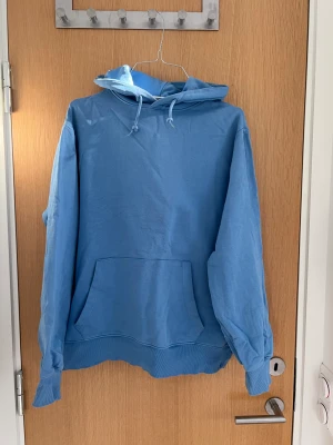 Blå hoddie - Jättefin hoodie i en så härlig färg 💙